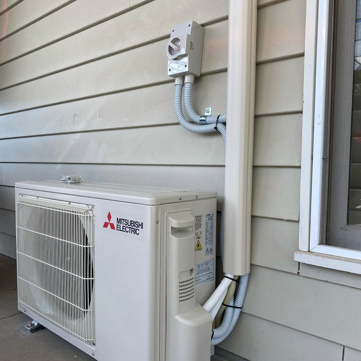 Outdoor air conditioning unit with an isolator installed
